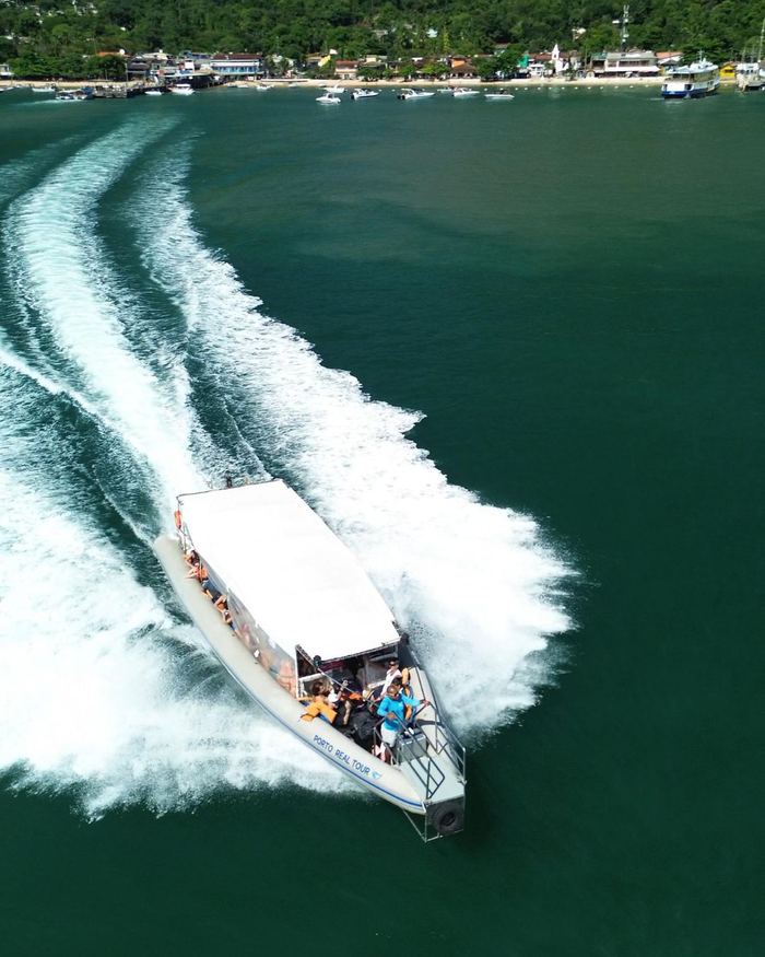 Flexboat navegando em direção a Ilha Grande