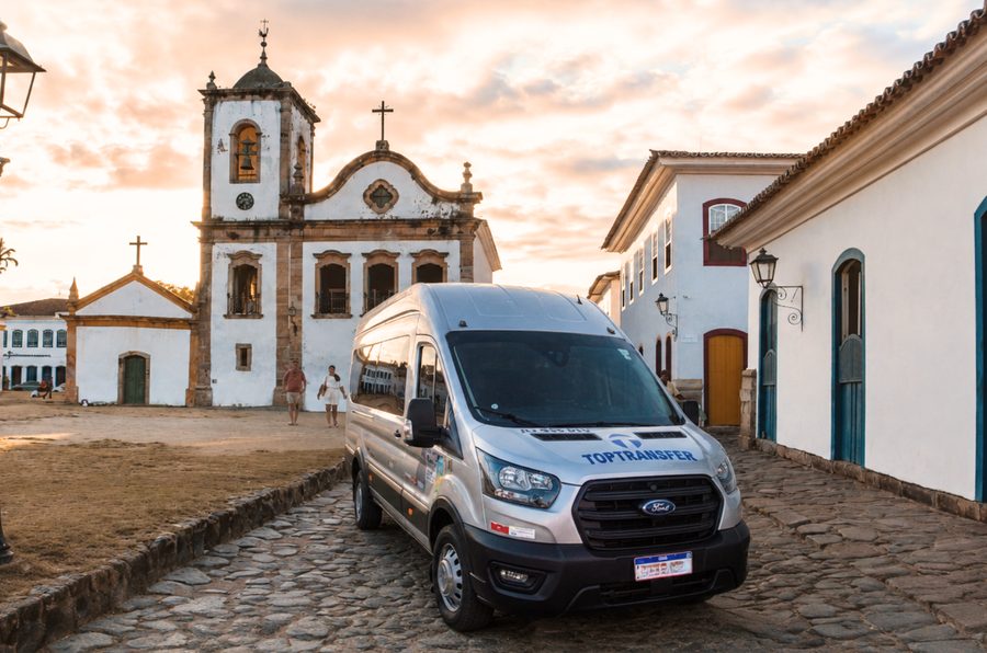 Van da Top Transfer no centro histórico de Paraty, diante da Igreja de Santa Rita